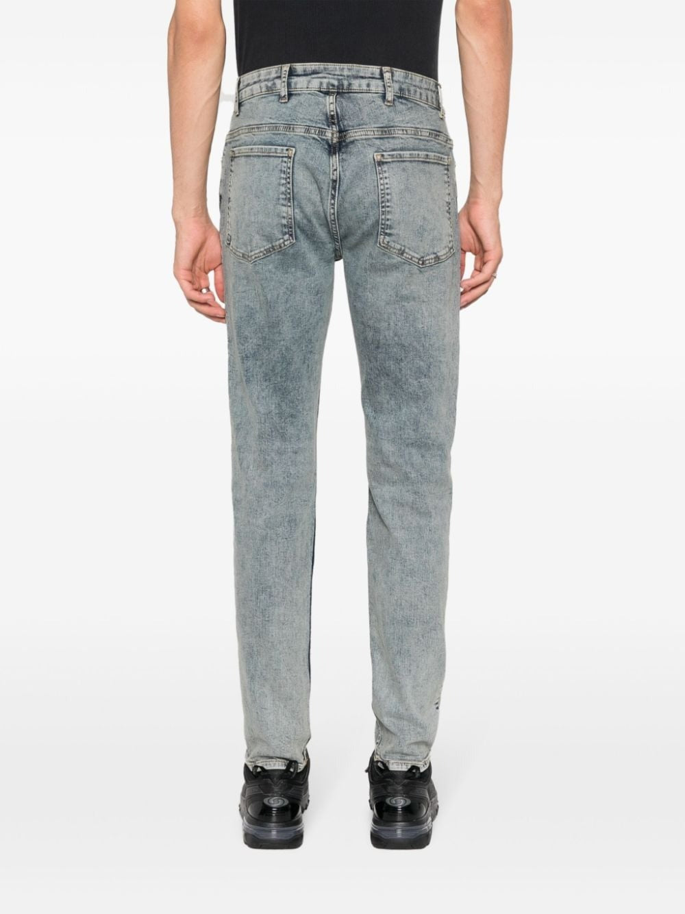 R1 ESSENTIAL SLIM-CUT JEANS